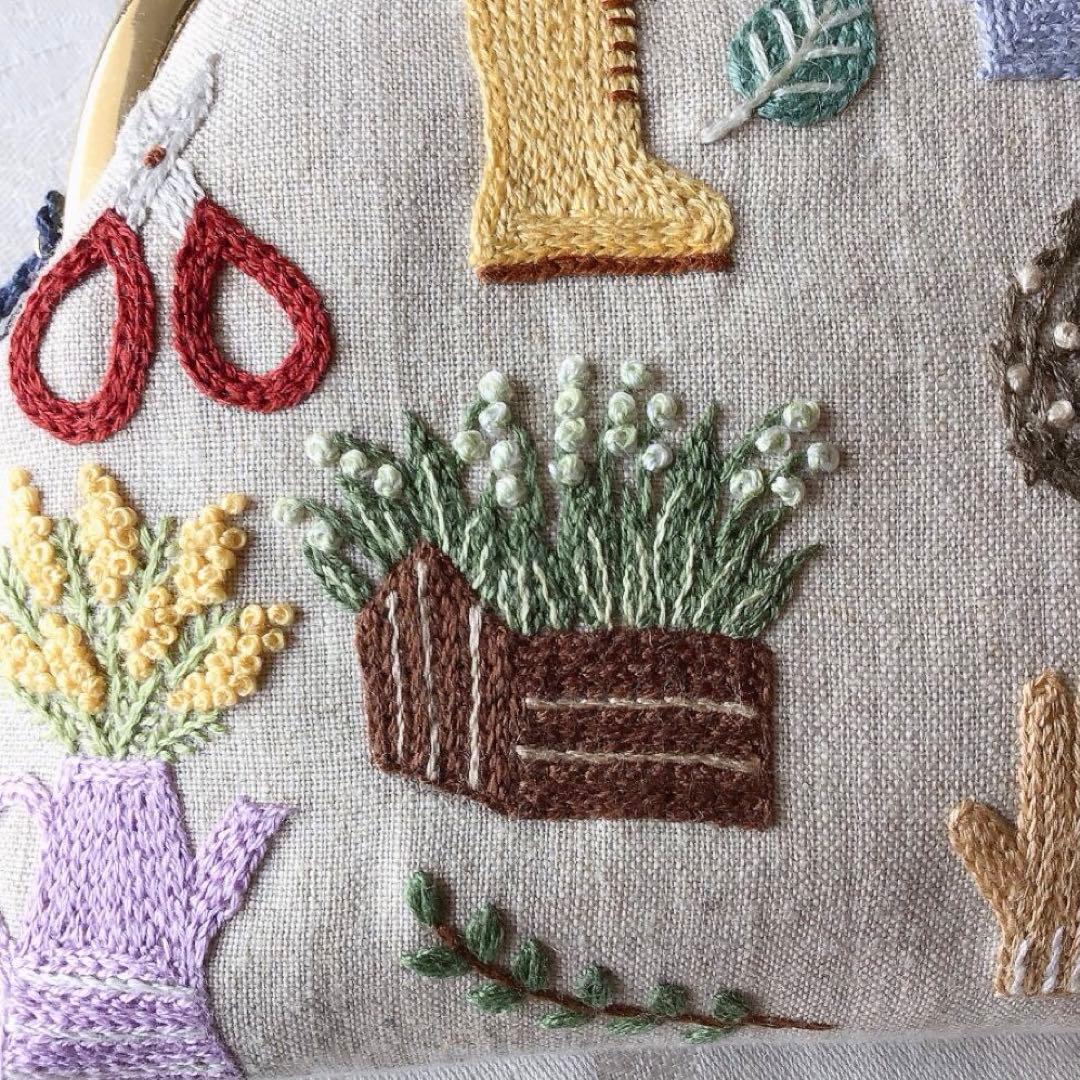 ガーデニングのがま口ポーチ　手刺繍　ハンドメイド