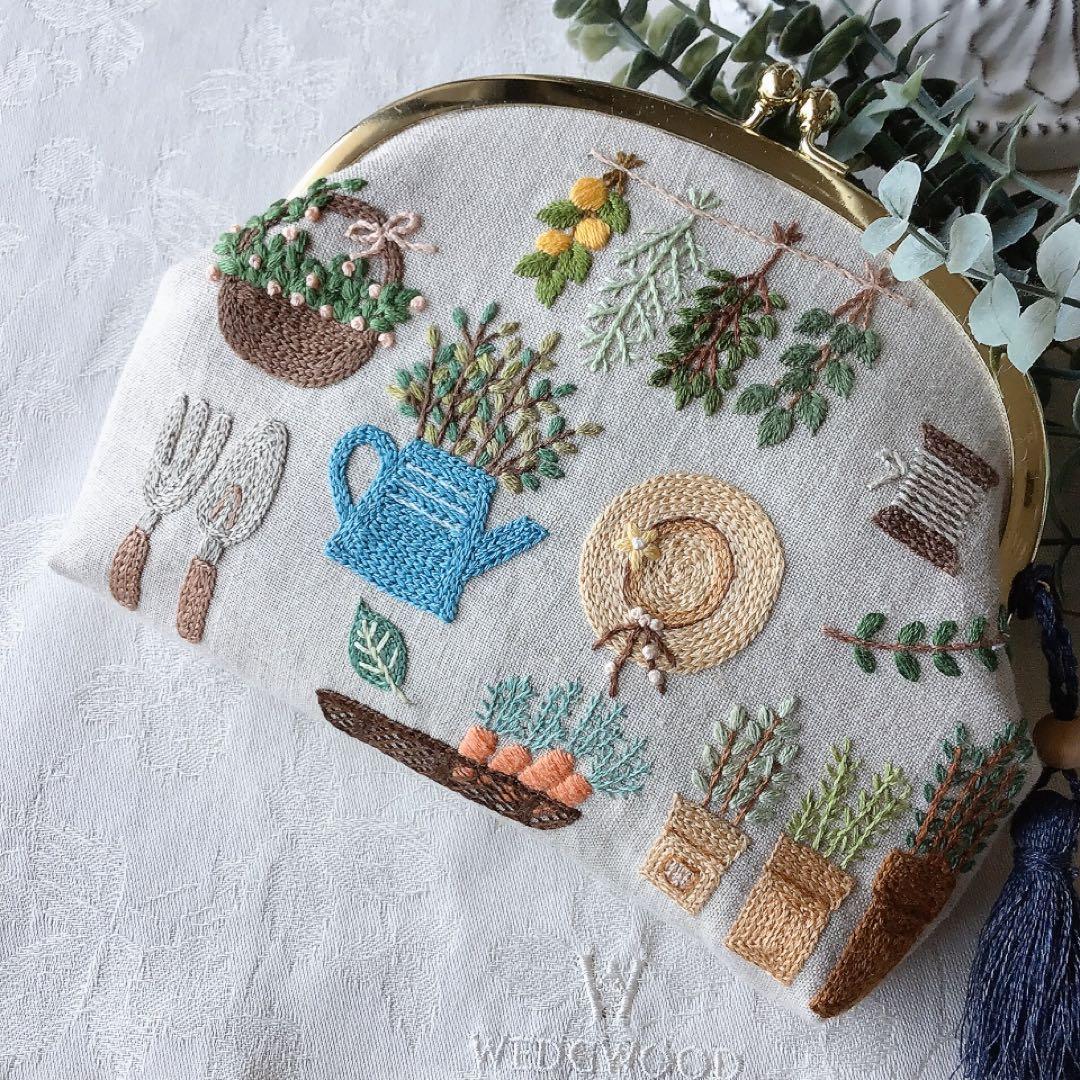 ガーデニングのがま口ポーチ　手刺繍　ハンドメイド