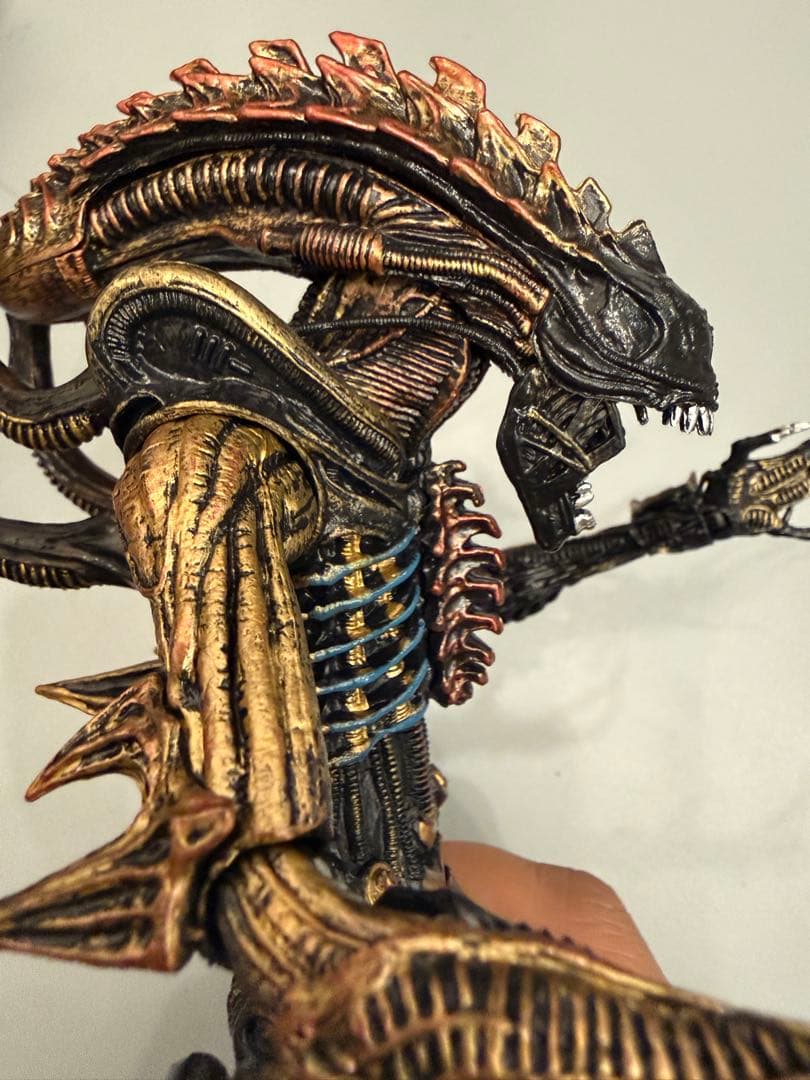 エイリアンフィギュア 金色と黒色