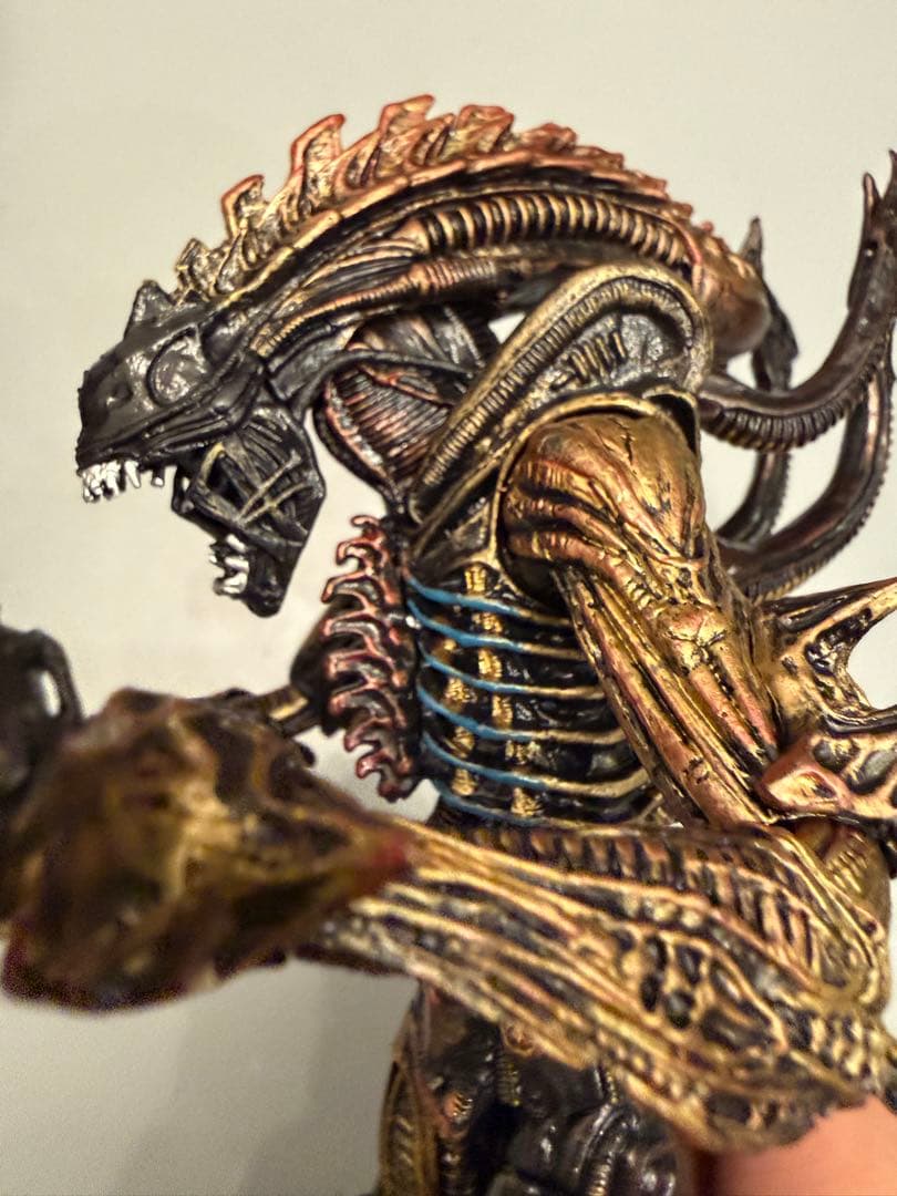 エイリアンフィギュア 金色と黒色