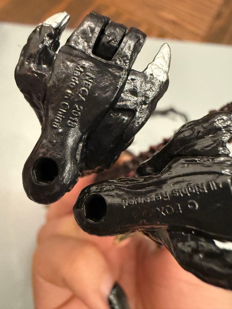 エイリアンフィギュア 金色と黒色