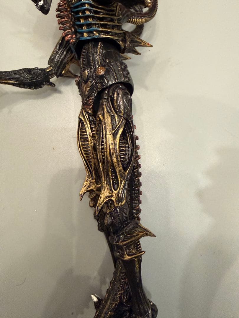 エイリアンフィギュア 金色と黒色