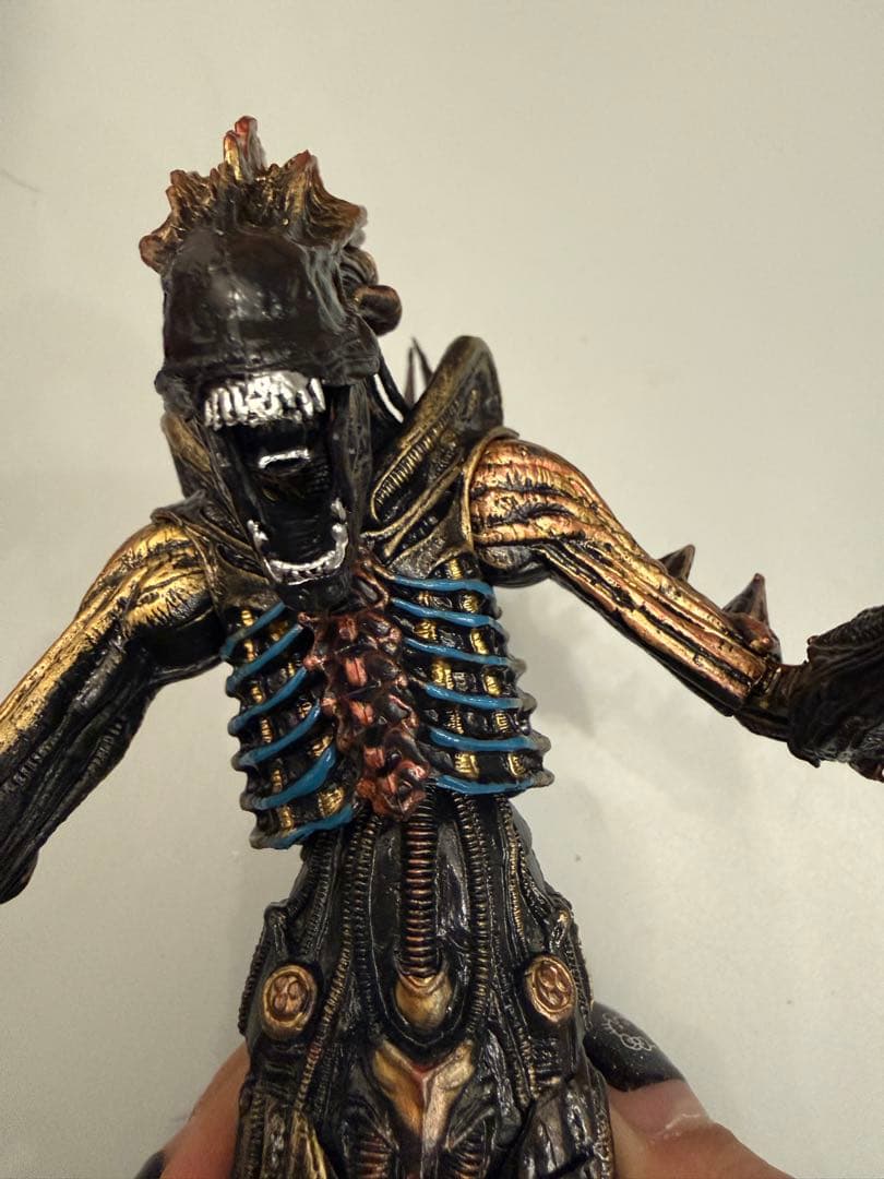 エイリアンフィギュア 金色と黒色