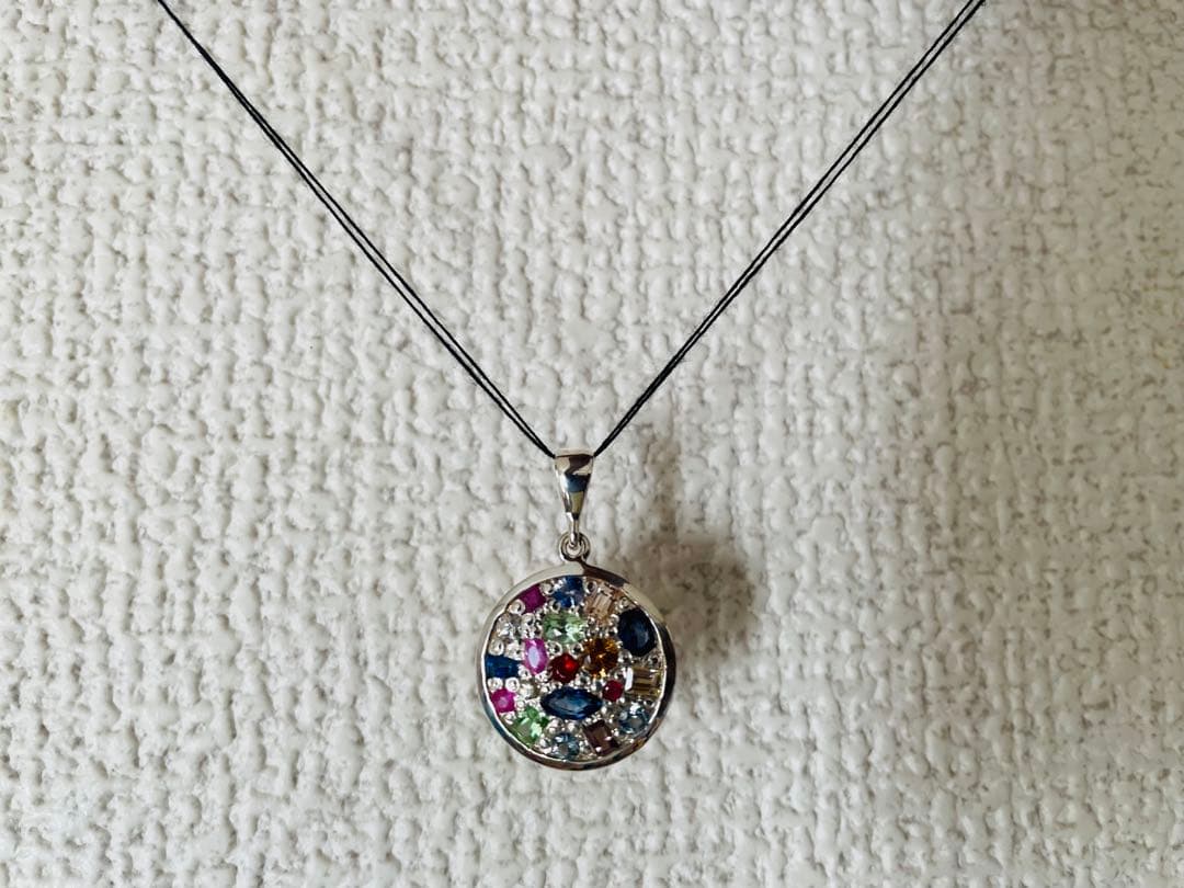 華やかなマルチカラーサファイアのラウンドペンダント✨