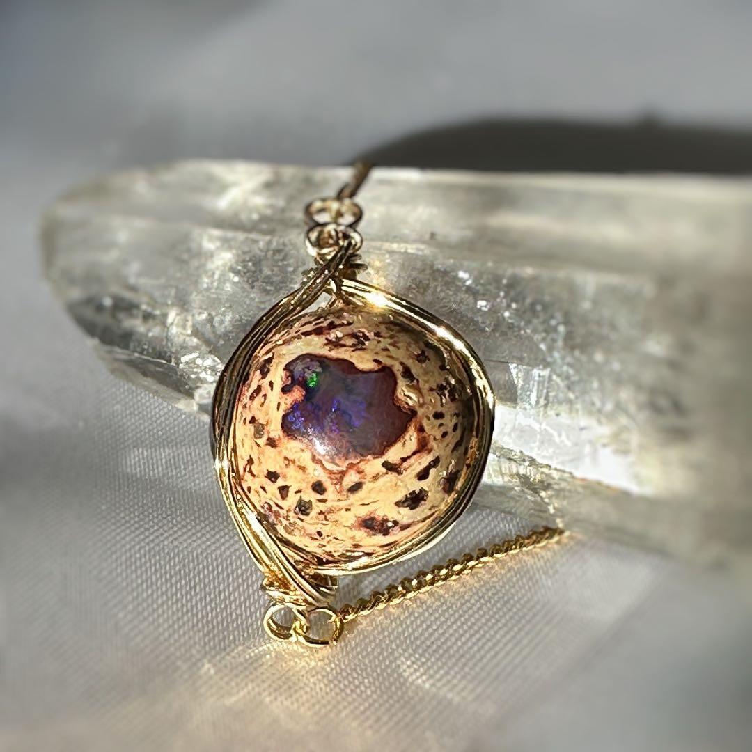 神秘的な輝きを秘めたカンテラオパールの14kgfワイヤーブレスレット