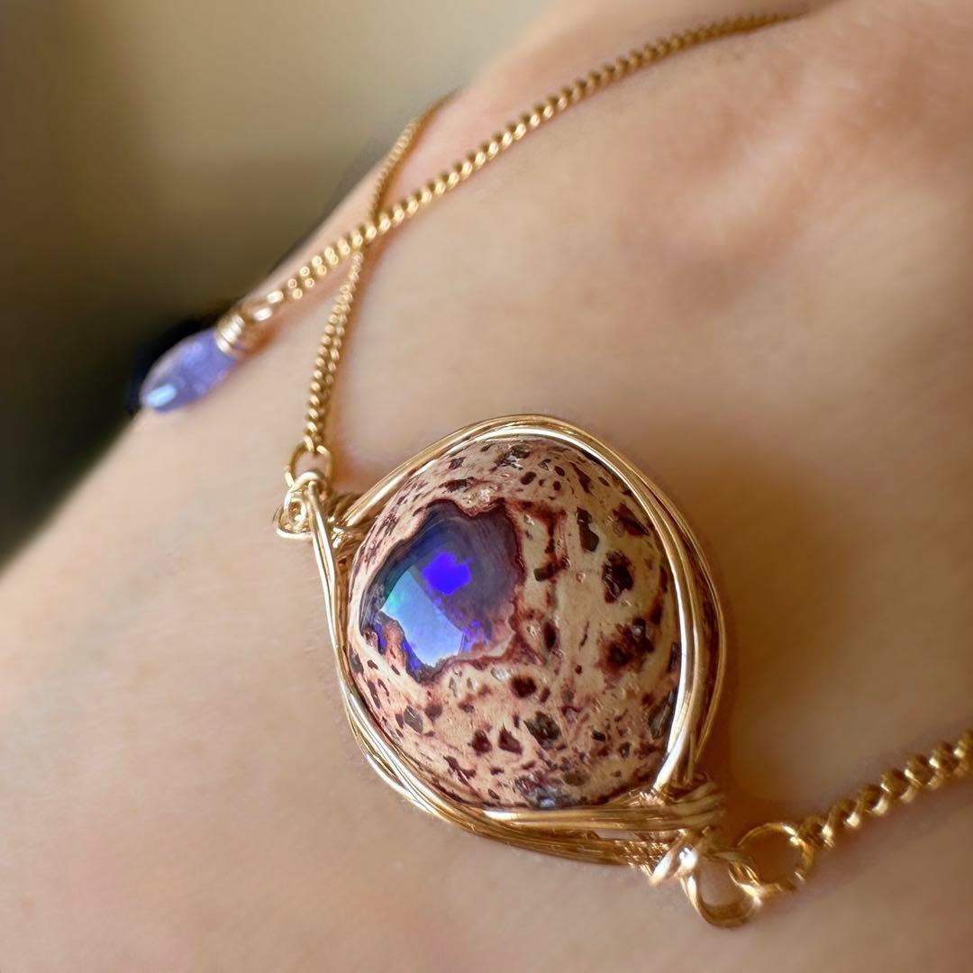 神秘的な輝きを秘めたカンテラオパールの14kgfワイヤーブレスレット