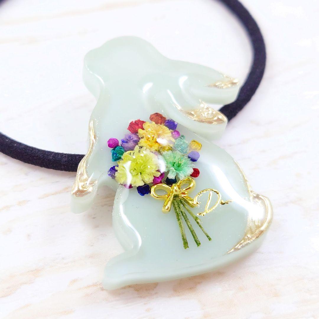 花束うさぎのヘアゴム くすみグリーン ハンドメイド レジン リボン お花 ブーケ