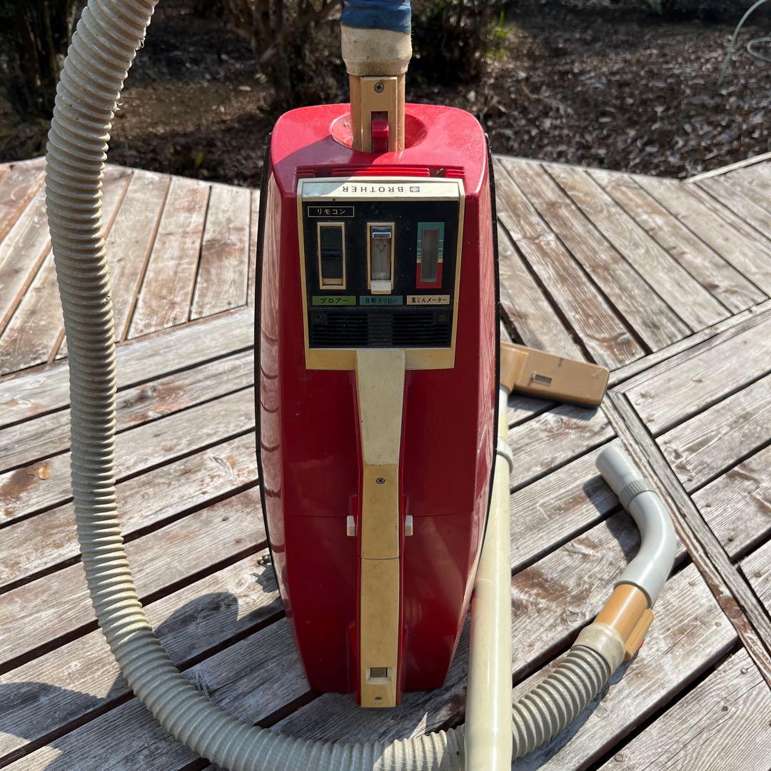 赤いキャニスター型掃除機 本体