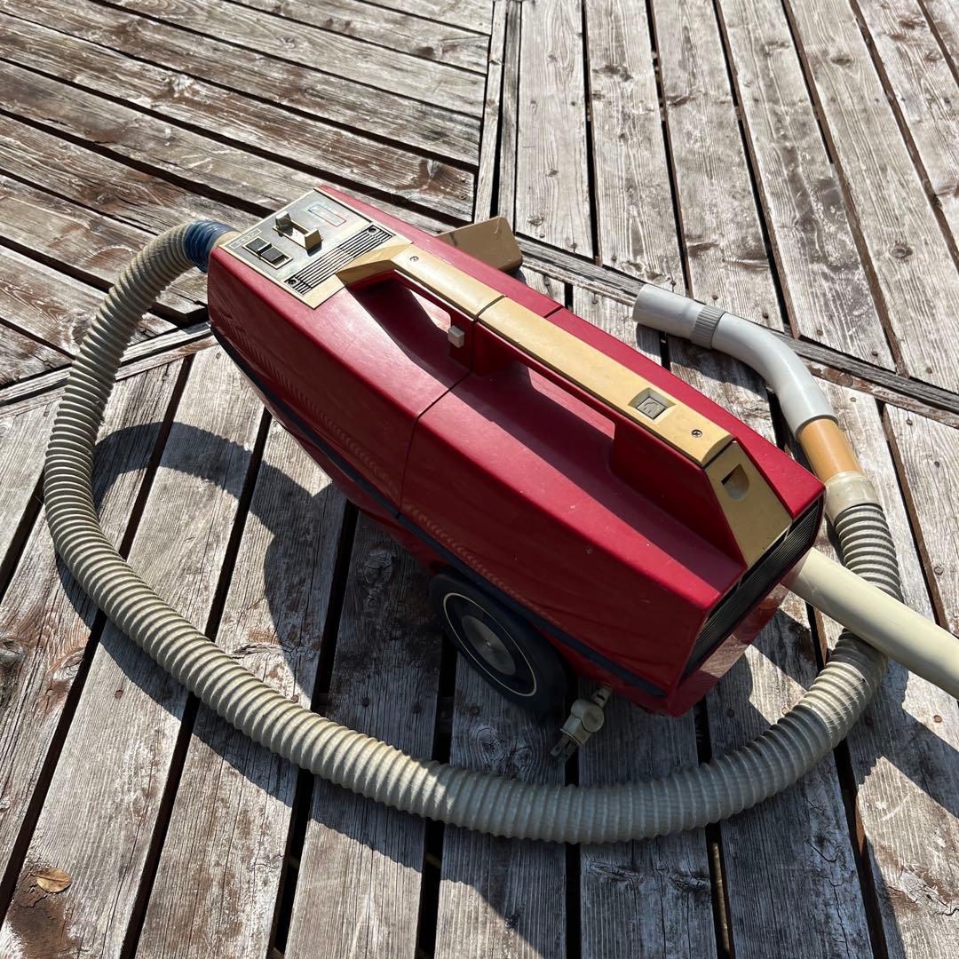赤いキャニスター型掃除機 本体