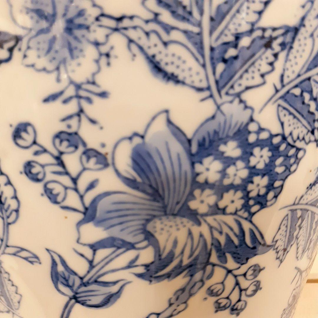 輸入雑貨　シノワズリ　『青白陶器蓋付大壷』　ハンドメイド　陶器　花柄