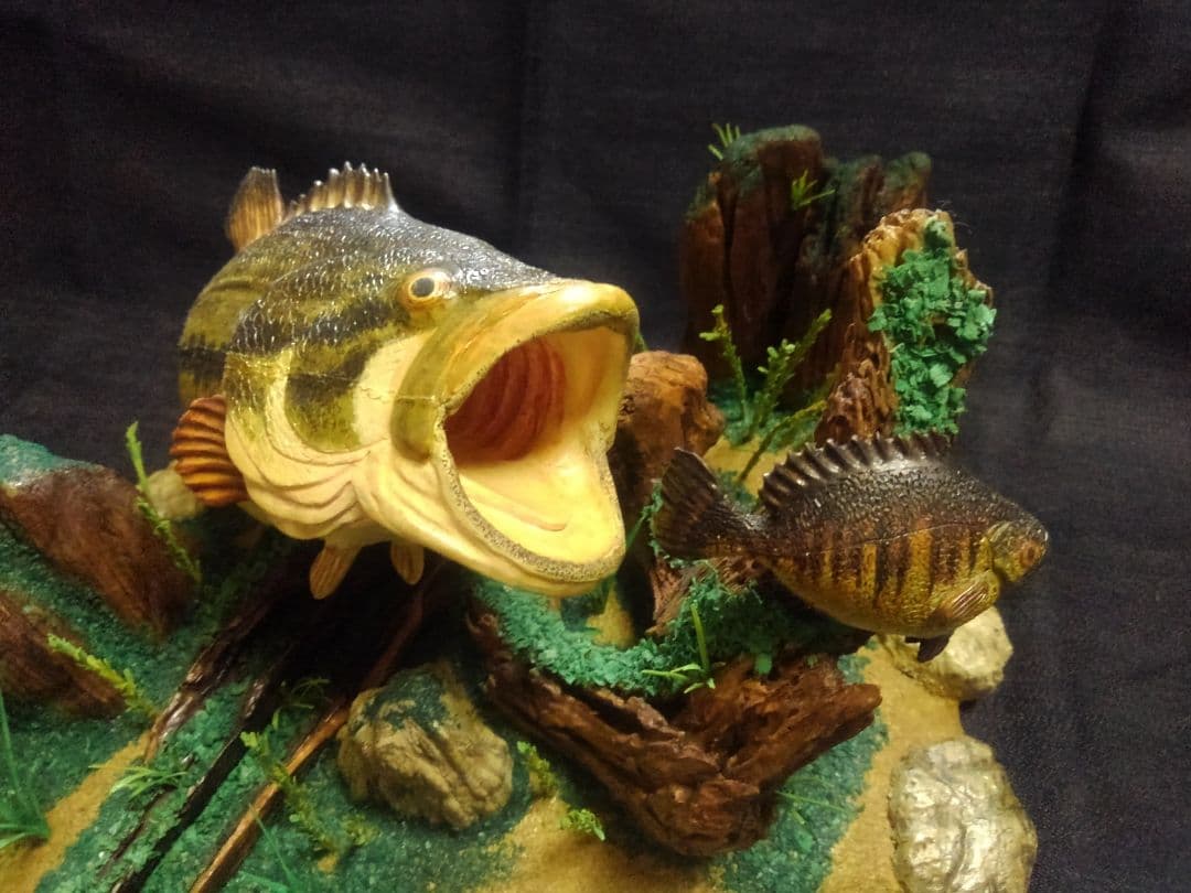 木彫りのブラックバスの置物