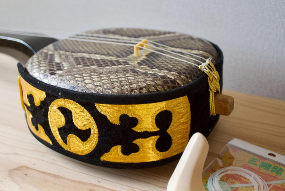 三線　沖縄　本皮強化張り 爪、ソフトケース付　初心者　三味線　送料込み