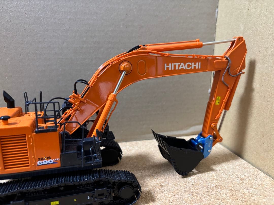 ミニカー HITACHI ZX690 1/50