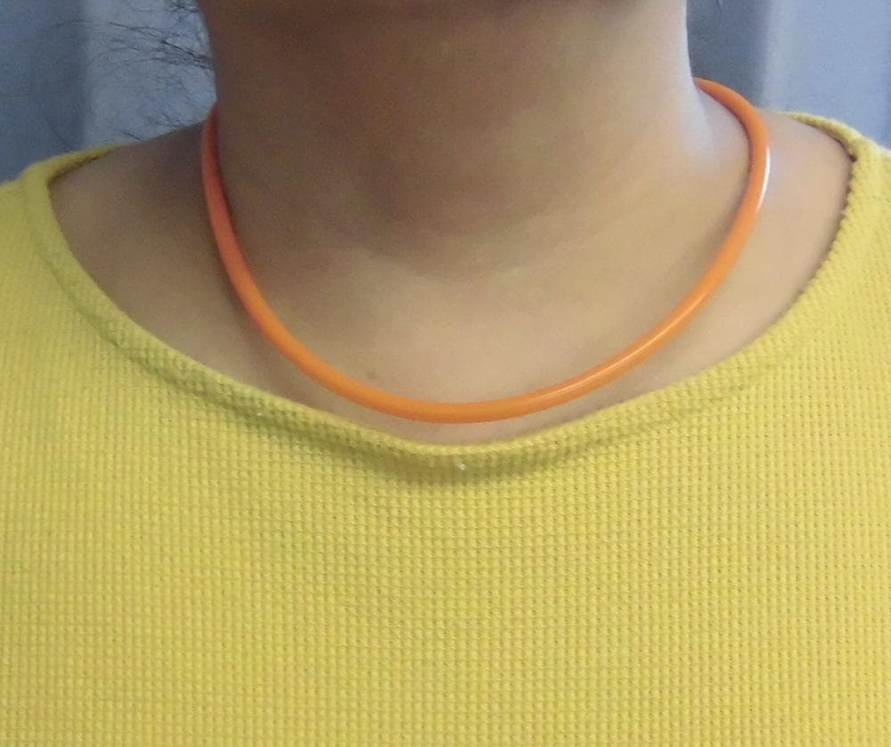 テラヘルツ鉱石を入れたネックレス 長さ50cm オレンジ色