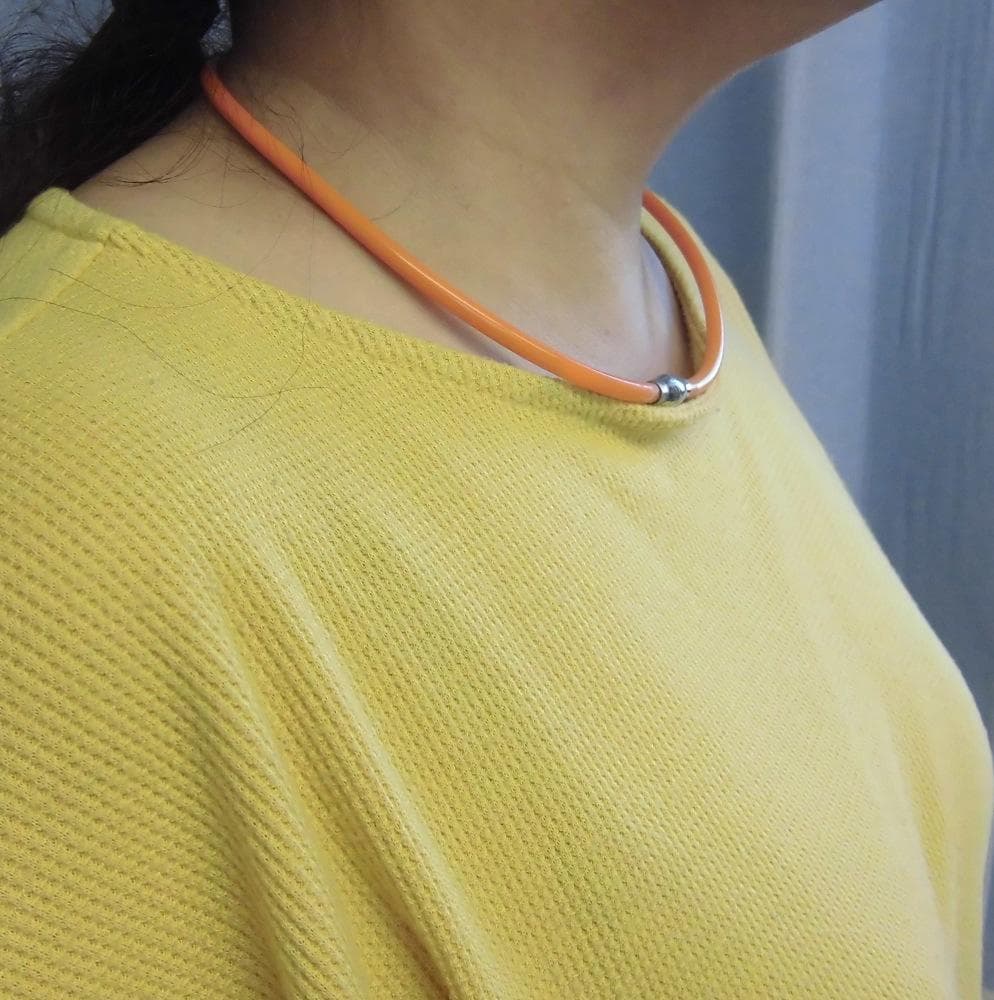 テラヘルツ鉱石を入れたネックレス 長さ50cm オレンジ色