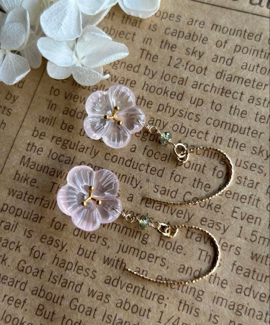 ローズクォーツヴェルメイユフラワーカービング＆グリーンサファイアピアス14kgf