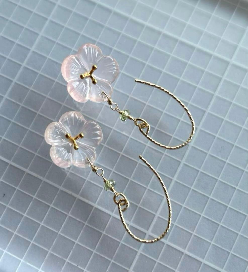 ローズクォーツヴェルメイユフラワーカービング＆グリーンサファイアピアス14kgf