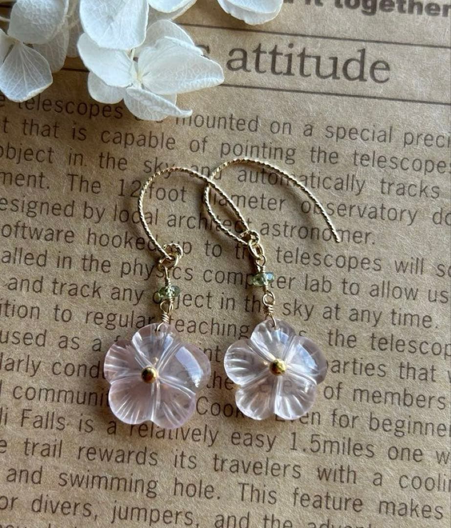 ローズクォーツヴェルメイユフラワーカービング＆グリーンサファイアピアス14kgf