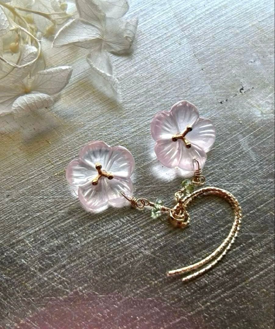 ローズクォーツヴェルメイユフラワーカービング＆グリーンサファイアピアス14kgf