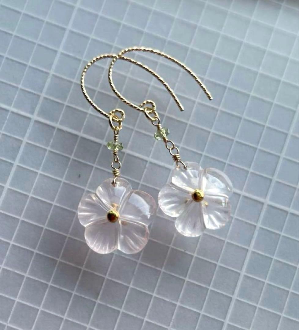 ローズクォーツヴェルメイユフラワーカービング＆グリーンサファイアピアス14kgf