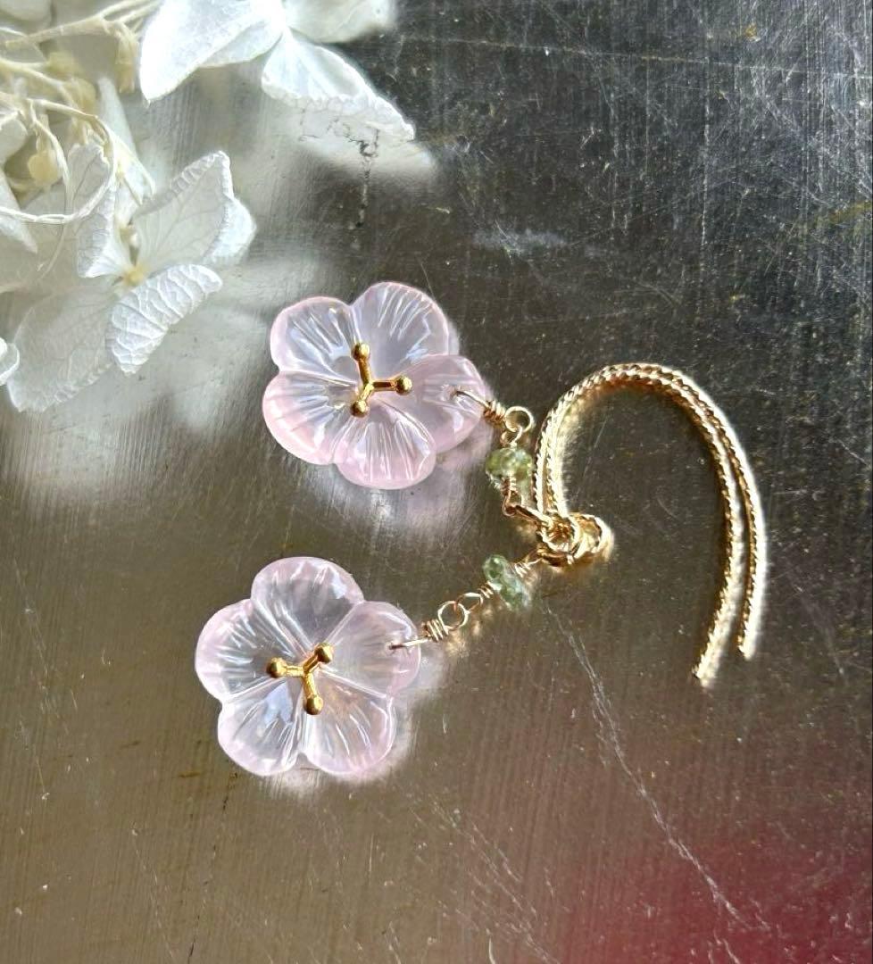 ローズクォーツヴェルメイユフラワーカービング＆グリーンサファイアピアス14kgf