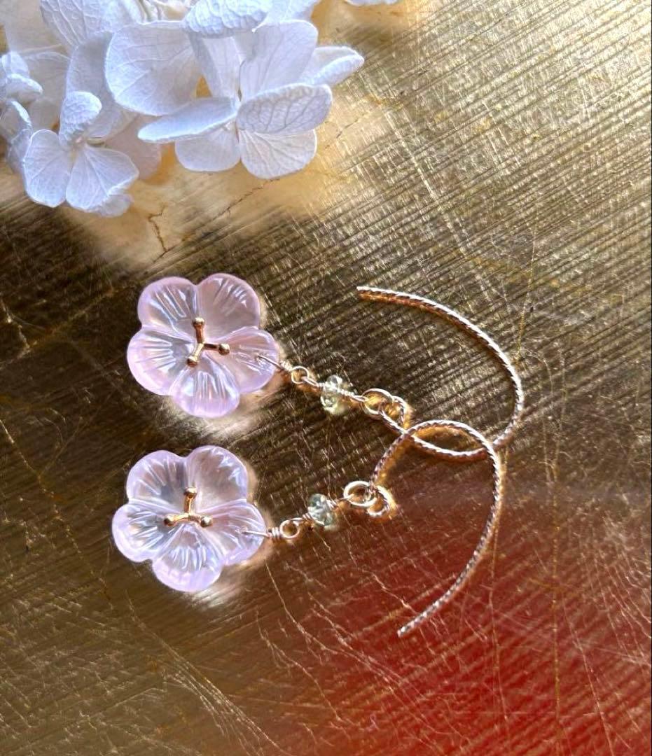 ローズクォーツヴェルメイユフラワーカービング＆グリーンサファイアピアス14kgf