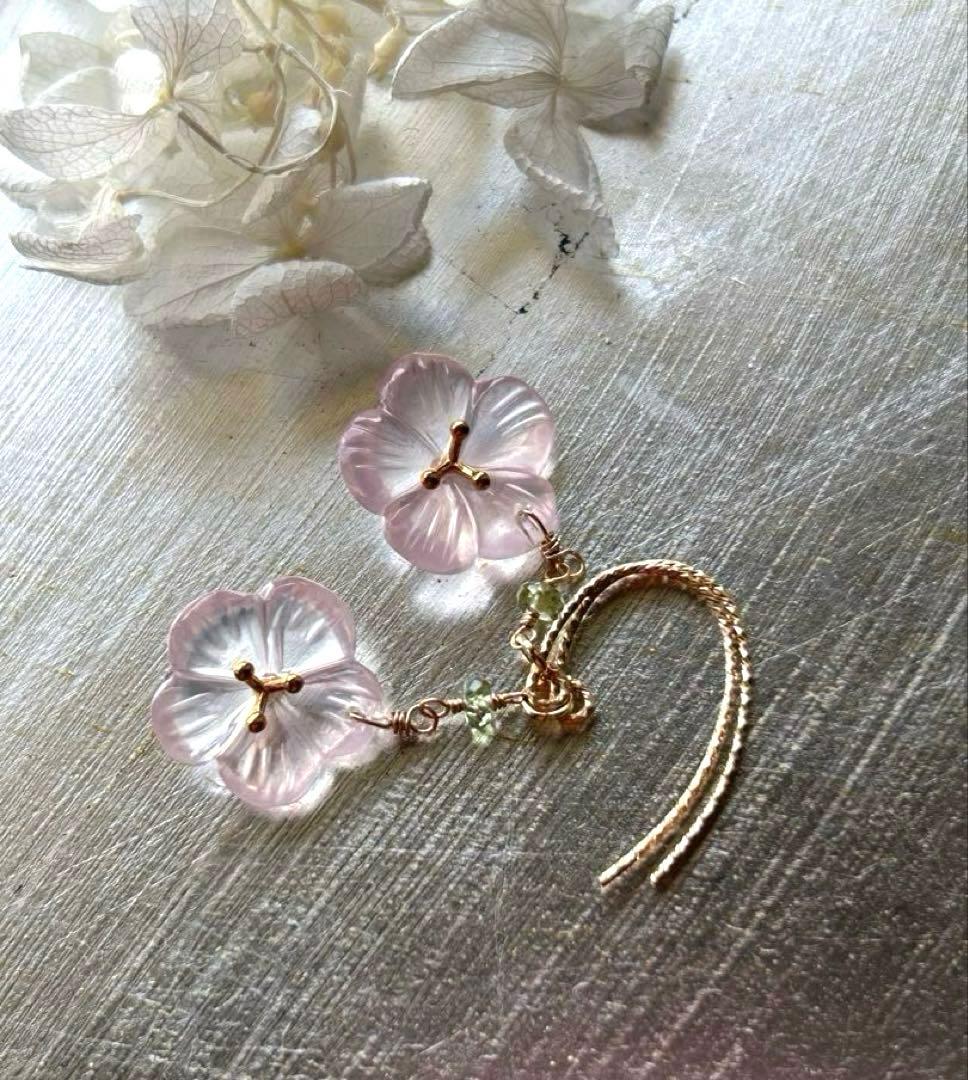 ローズクォーツヴェルメイユフラワーカービング＆グリーンサファイアピアス14kgf