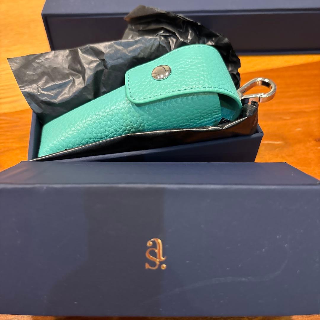 鈴木亜美さん　レザー マルチケース