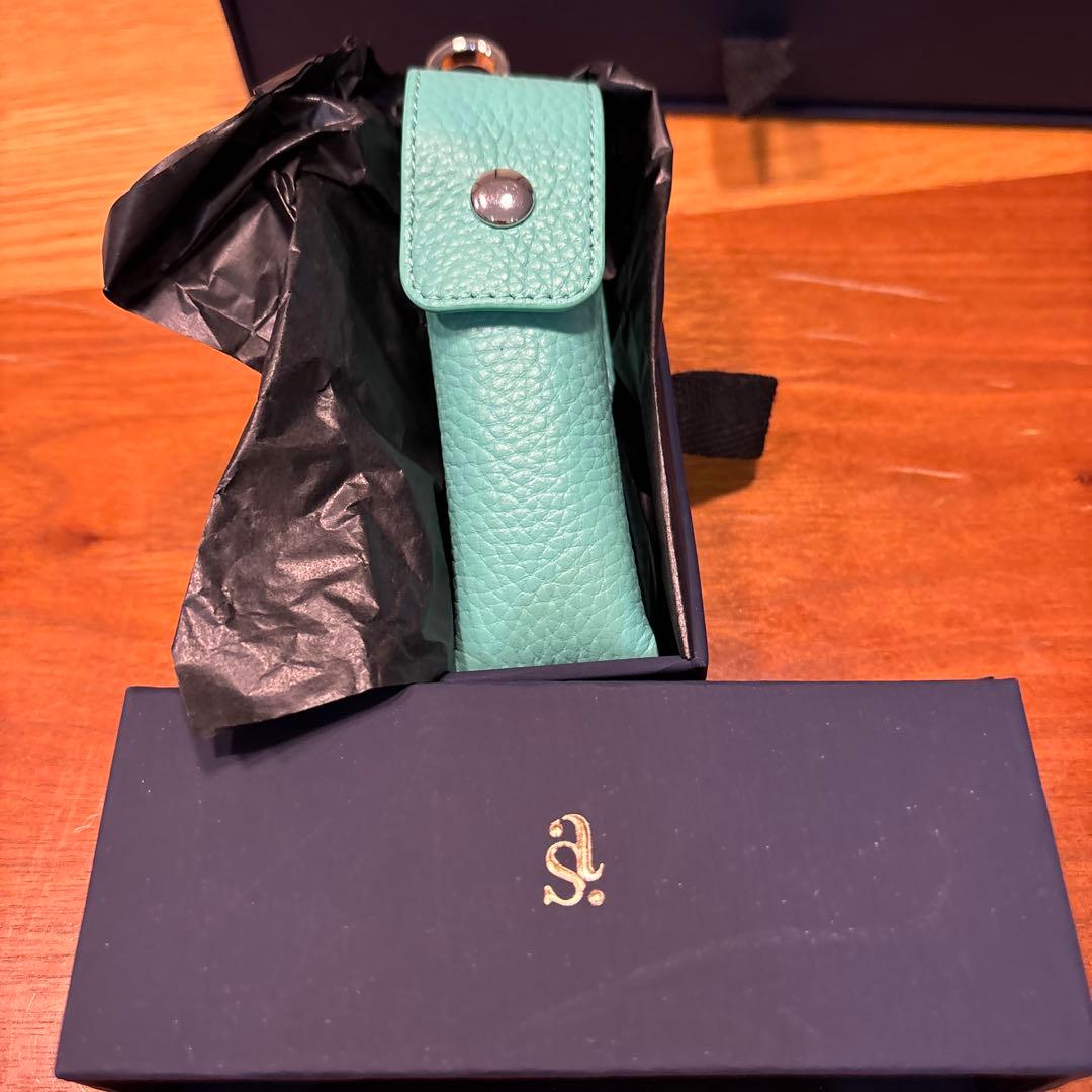 鈴木亜美さん　レザー マルチケース