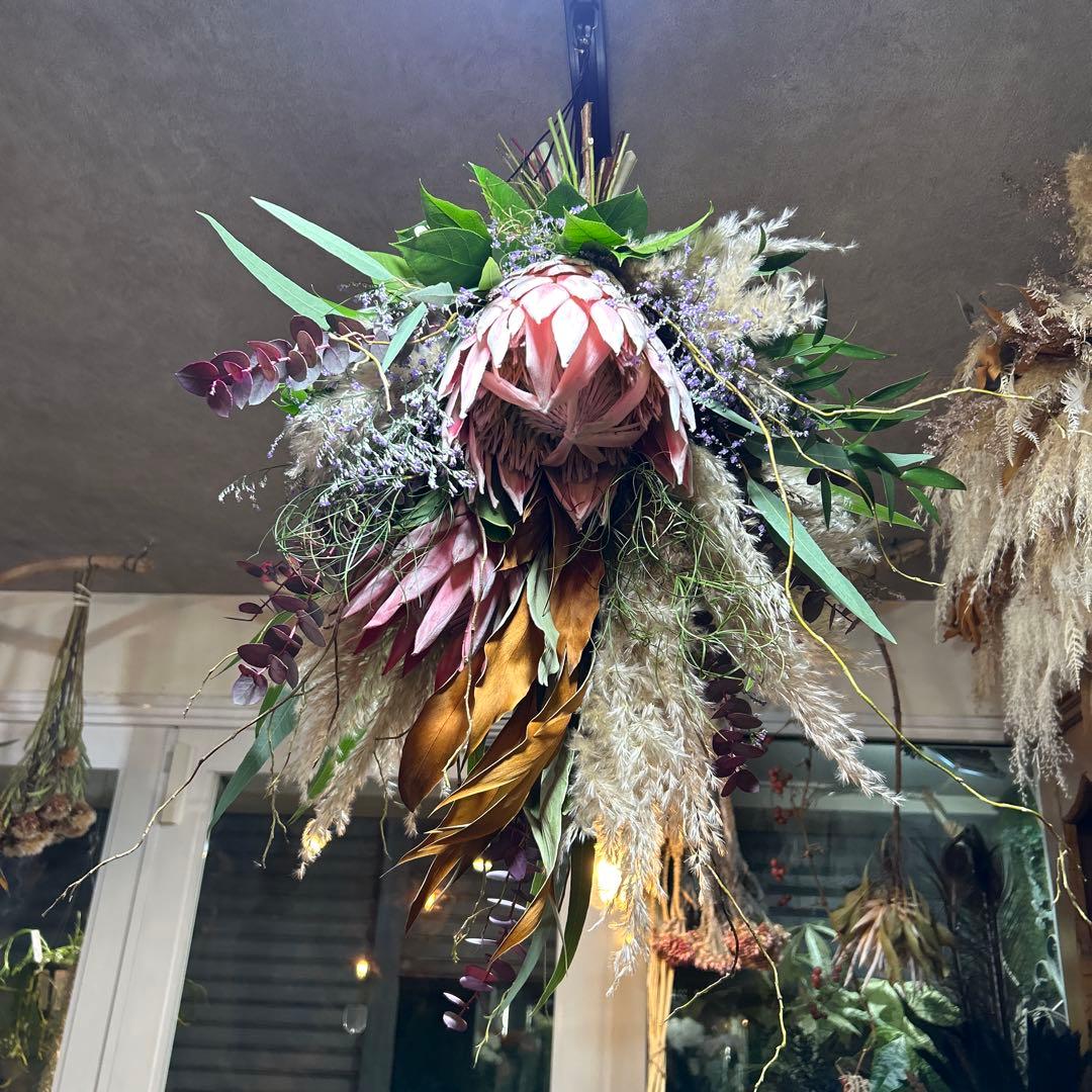 キングプロテアとパンパスグラスのスワッグ