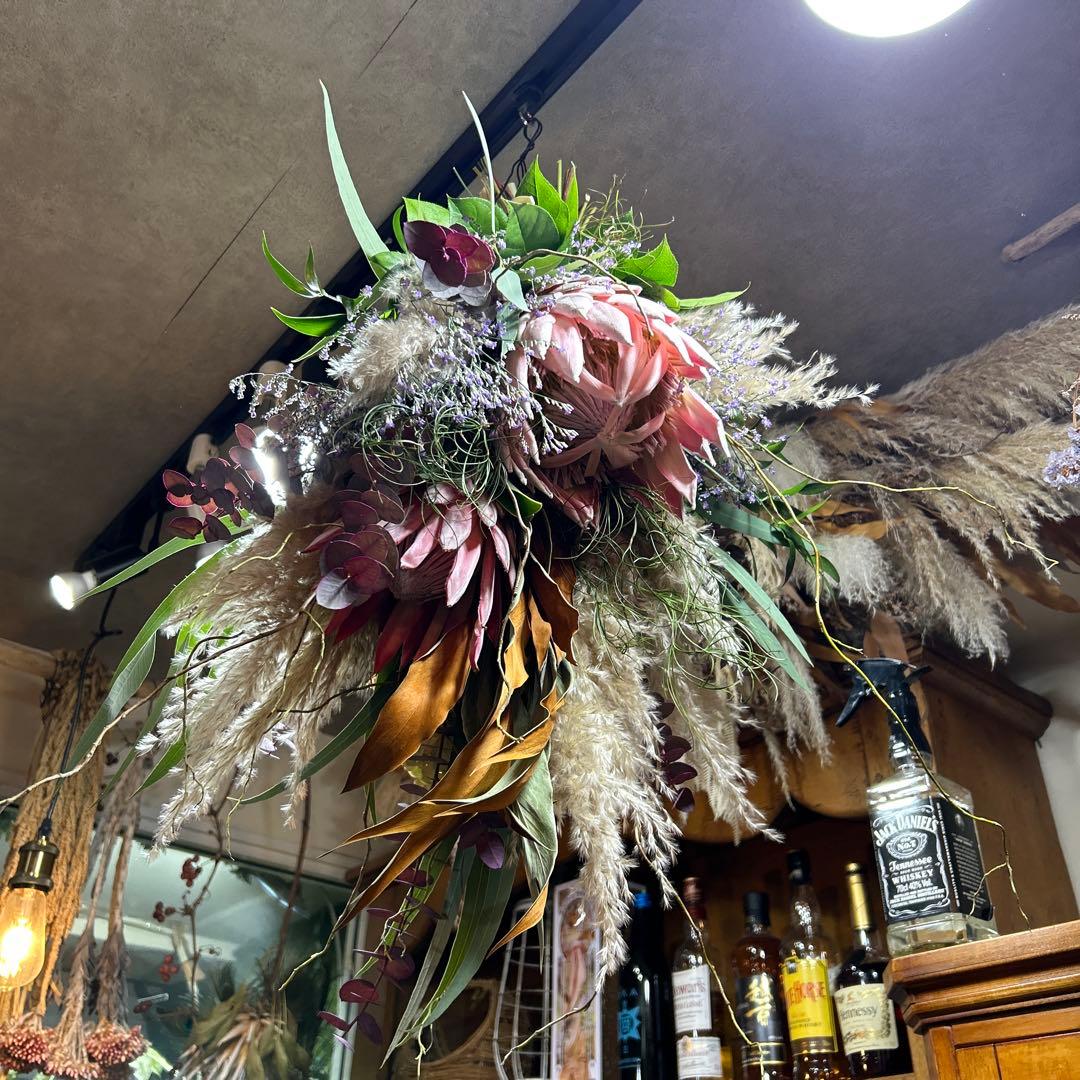 キングプロテアとパンパスグラスのスワッグ