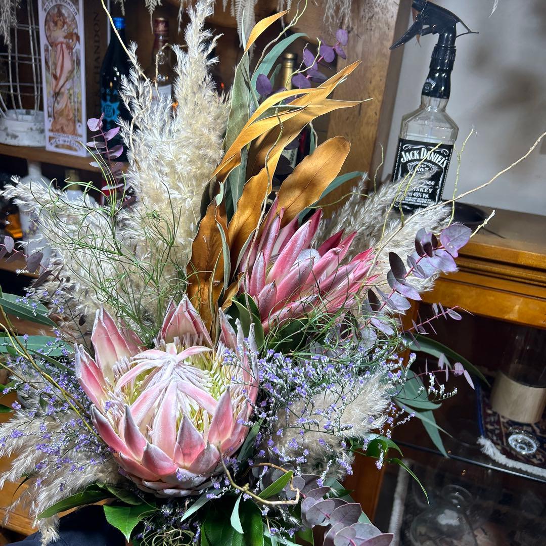 キングプロテアとパンパスグラスのスワッグ