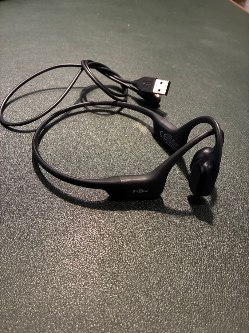 SHOKZ OPENRUN 骨伝導イヤホン➕充電ケーブル　ブラック