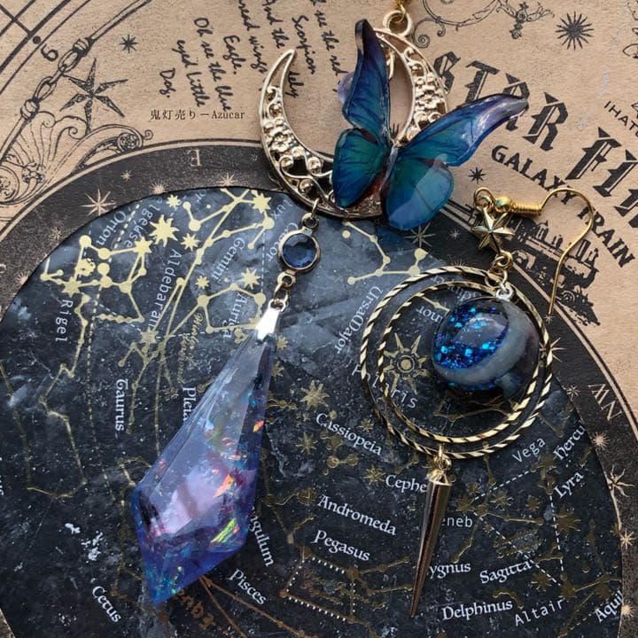 星と月と天球儀とモルフォ蝶。　オルゴナイト　ステンドグラスのようなペンデュラム