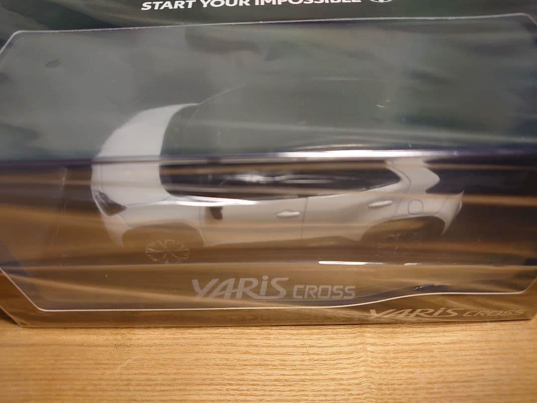 連休割【新品】ヤリスクロス　ブラックマイカ×ホワイトパール　カラーサンプル