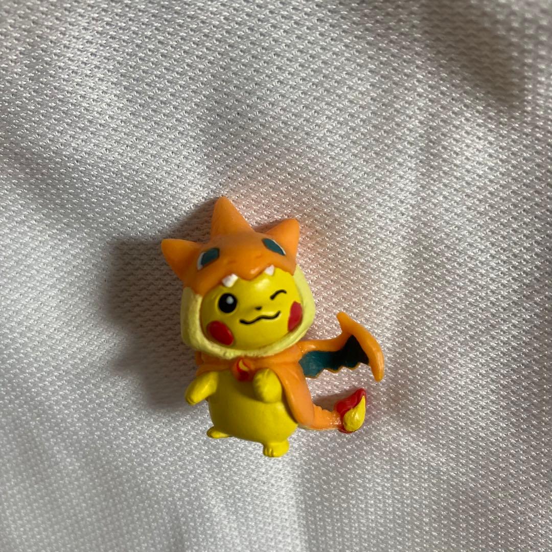 ピカチュウフィギュア3個セット☆メガリザードンYのポンチョ
