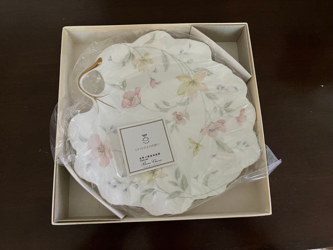【多数まとめ売り】NARUMI ボーンチャイナ　カップ＆ソーサー、デザート皿など