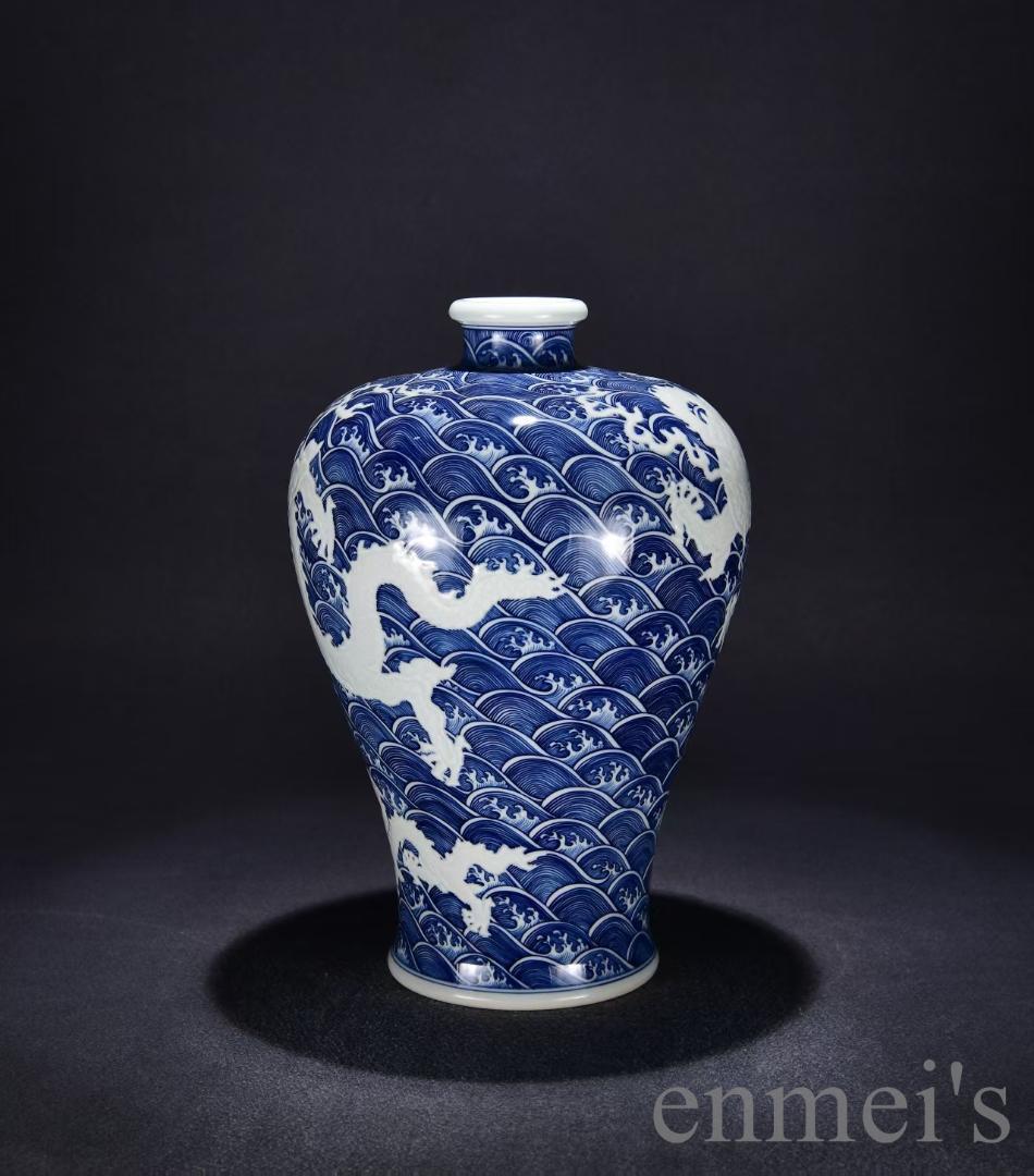 中国古美術・大清雍正款・青花海水彫刻蒼龍教子図梅瓶・花瓶・茶道具・陶磁器・青花磁