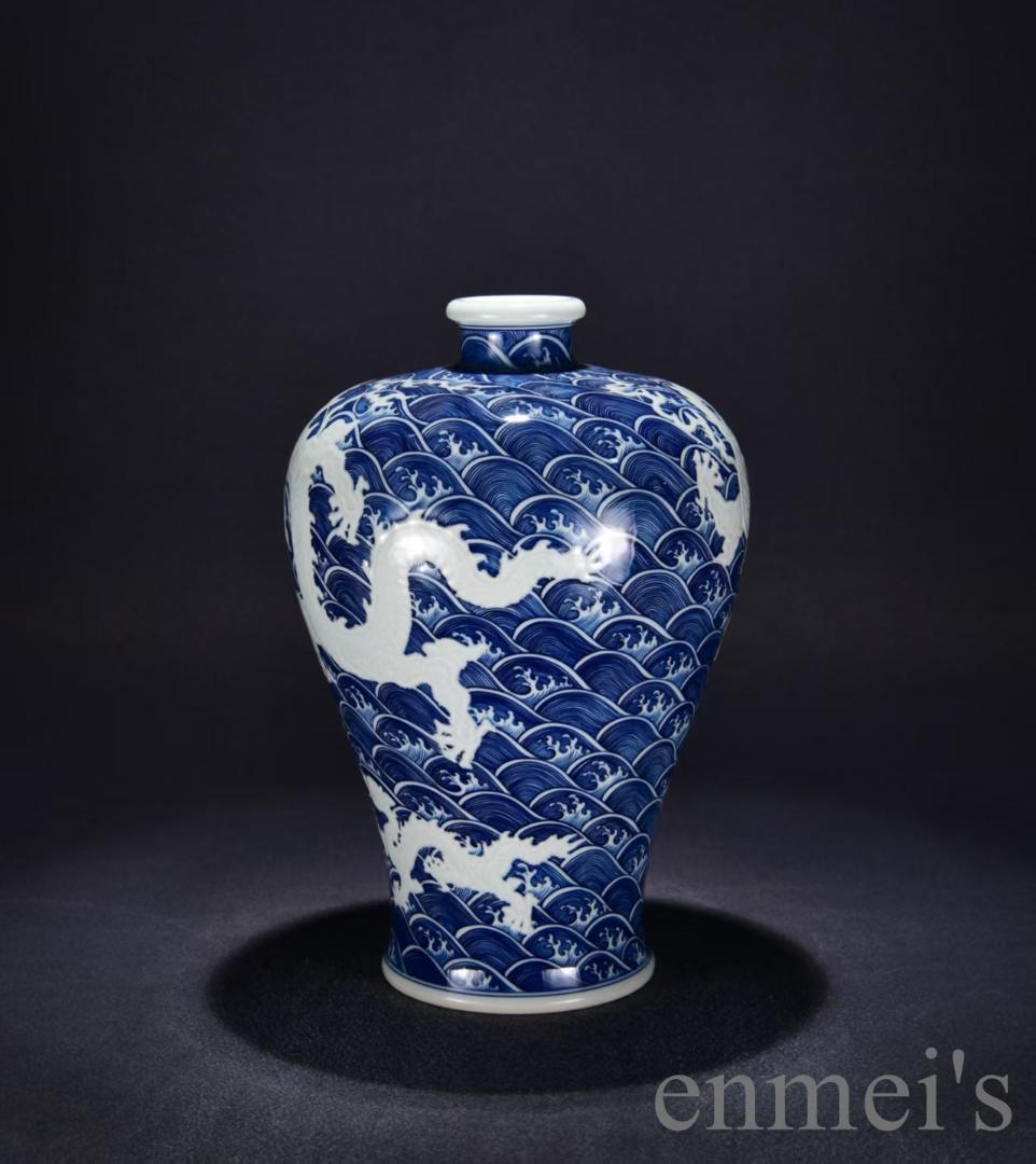 中国古美術・大清雍正款・青花海水彫刻蒼龍教子図梅瓶・花瓶・茶道具・陶磁器・青花磁