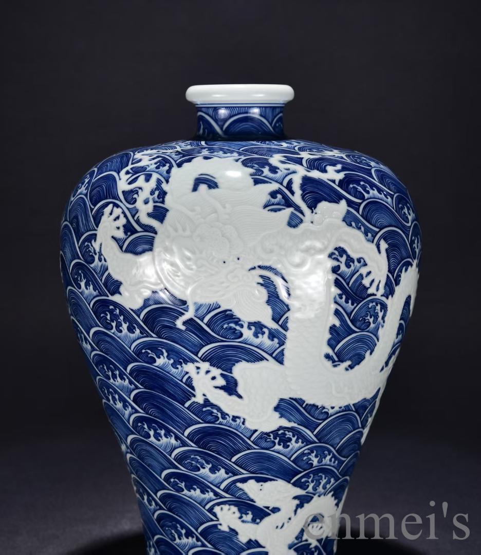 中国古美術・大清雍正款・青花海水彫刻蒼龍教子図梅瓶・花瓶・茶道具・陶磁器・青花磁