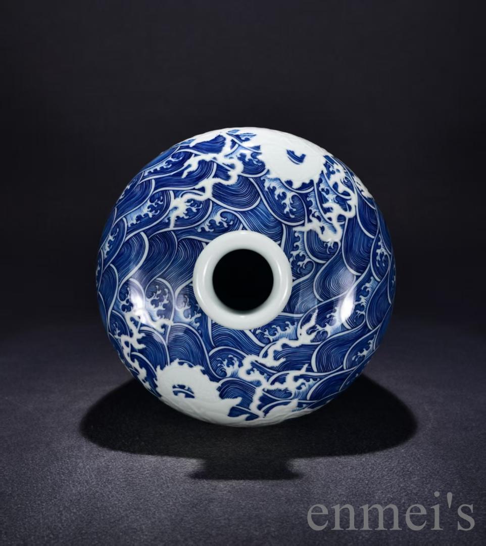 中国古美術・大清雍正款・青花海水彫刻蒼龍教子図梅瓶・花瓶・茶道具・陶磁器・青花磁