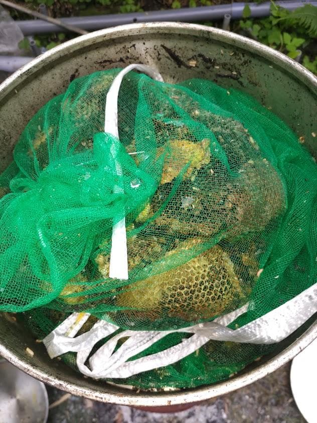 日本蜜蜂 重箱式巣箱4段スライド底板 スノコ付き　誘引液300cc付　セット割有