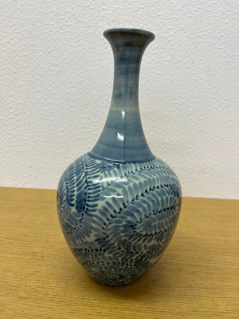 九谷焼　孝作　波模様の青白い陶器花瓶