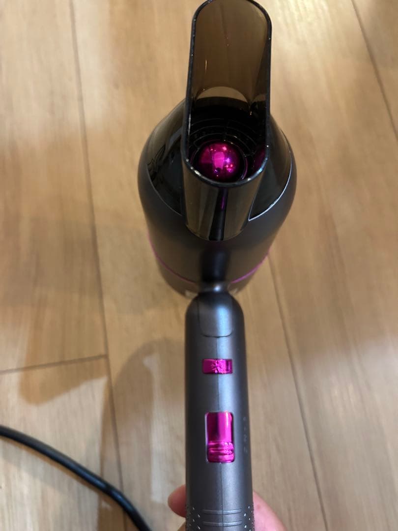 グレーとピンクのヘアドライヤー