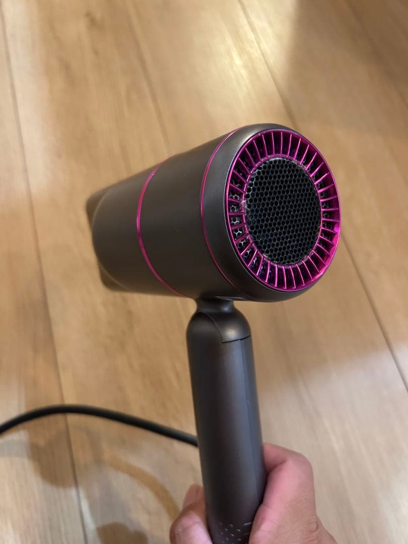 グレーとピンクのヘアドライヤー