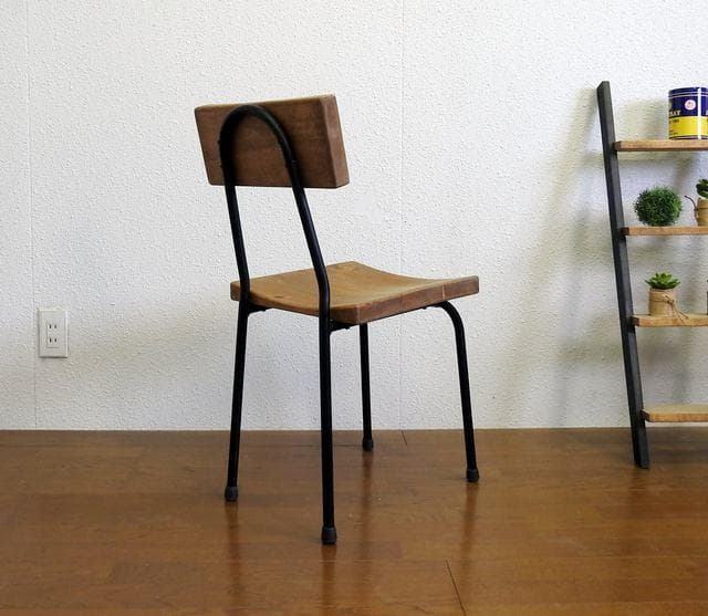 レトロなパイプ椅子