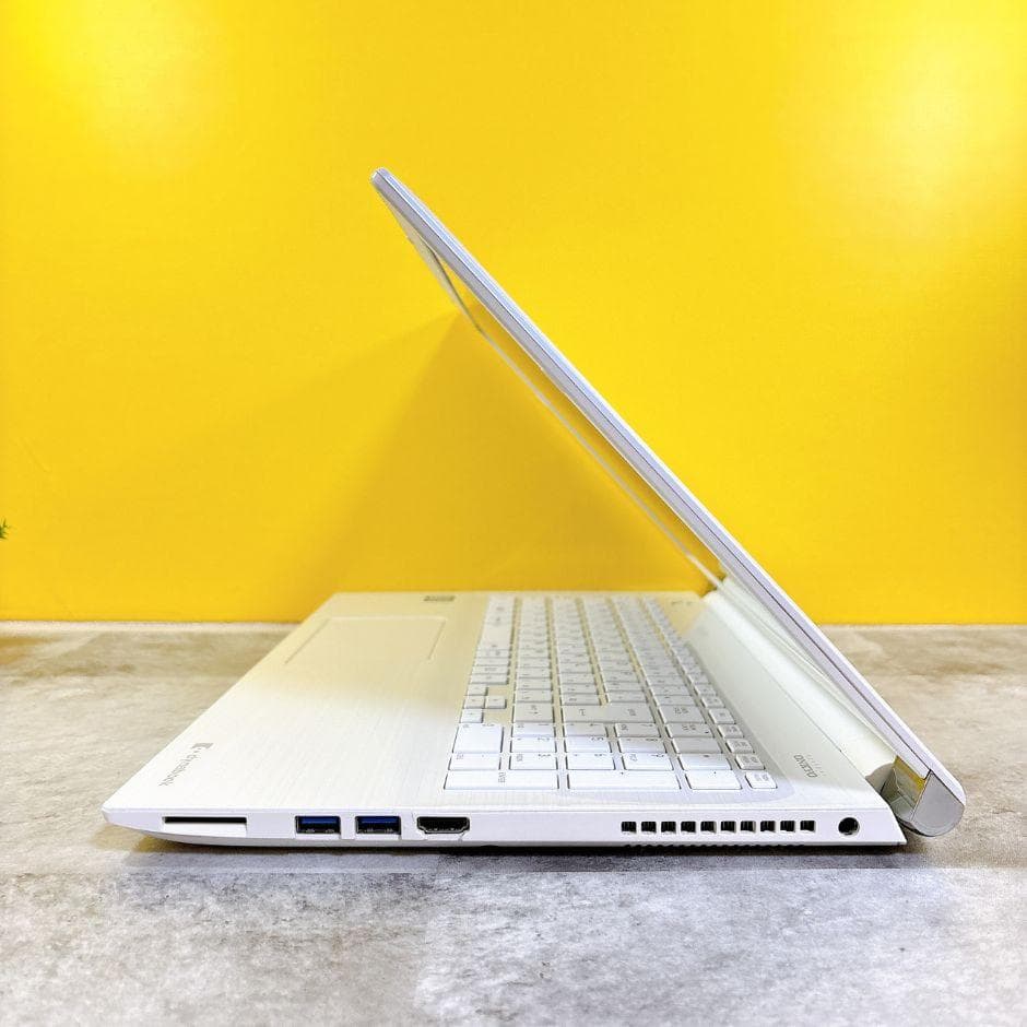 新品SSDで快適✨キレイな白✨東芝カメラ付き 薄型ノートパソコン 仕事や趣味に❣