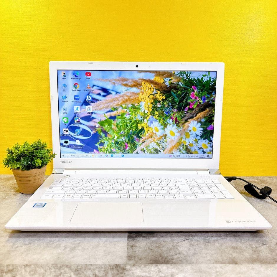 新品SSDで快適✨キレイな白✨東芝カメラ付き 薄型ノートパソコン 仕事や趣味に❣