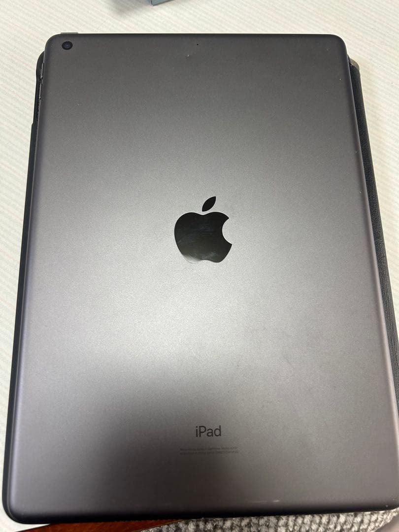 Apple iPad 第7世代スペースグレイカバー付き