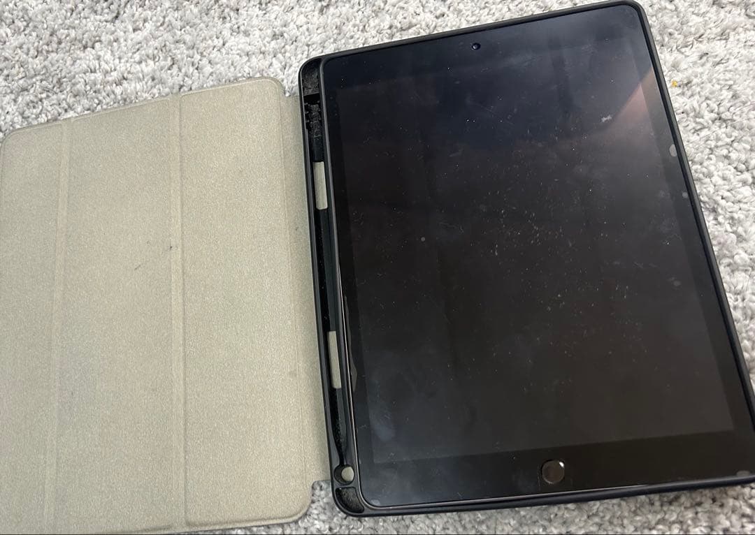 Apple iPad 第7世代スペースグレイカバー付き